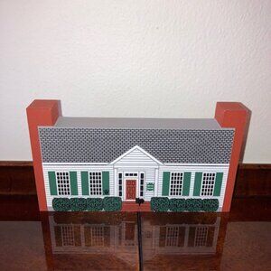 The Cat's Meow Helen Keller Birthplace Ivy Green 1997 Wooden Shelf Sitter